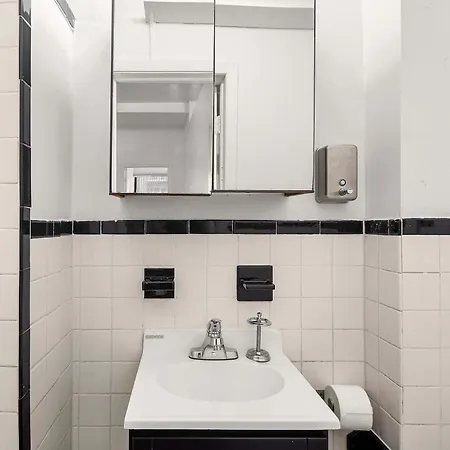Cozy & Charming 3-bedroom Manhattan Getaway Apartment *