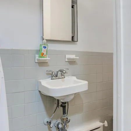 3 Bedroom Cozy Unit In Hells Kitchen Apartment