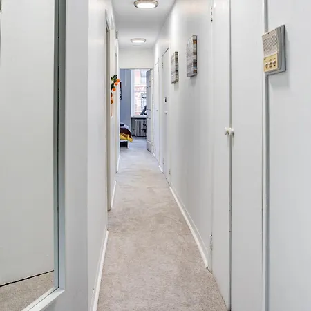 Apartment 3 Bedroom Cozy Unit In Hells Kitchen *