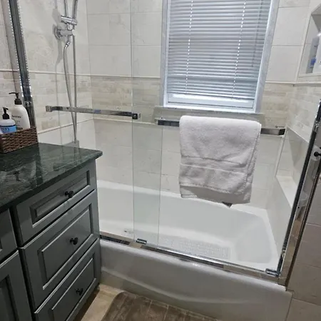 Luxury Hotel-style In Queens, * New York
