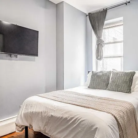 Elegant & Chic 4 Bdr & 1 Bth In Midtown Manhattan Apartment