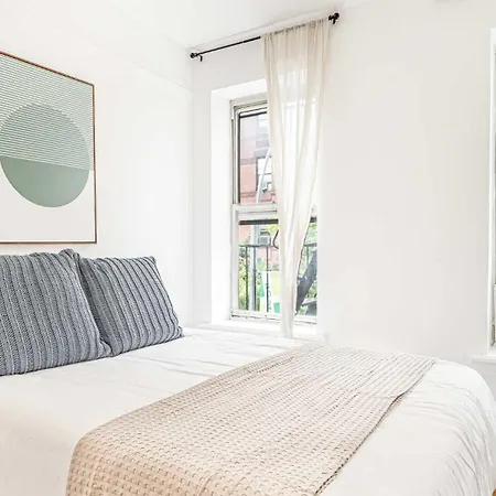 Elegant & Chic 4 Bdr & 1 Bth In Midtown Manhattan Apartment