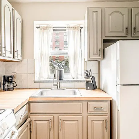 Elegant & Chic 4 Bdr & 1 Bth In Midtown Manhattan *