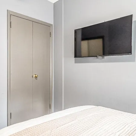 Apartment Elegant & Chic 4 Bdr & 1 Bth In Midtown Manhattan