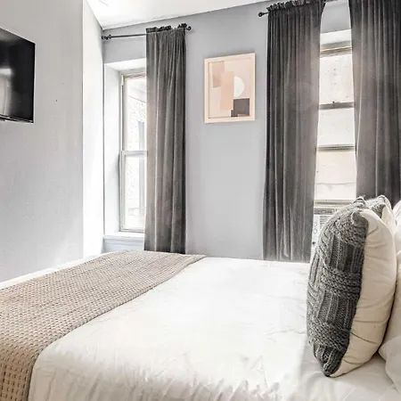 Elegant & Chic 4 Bdr & 1 Bth In Midtown Manhattan *