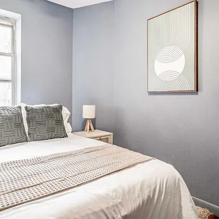 Elegant & Chic 4 Bdr & 1 Bth In Midtown Manhattan Apartment New York
