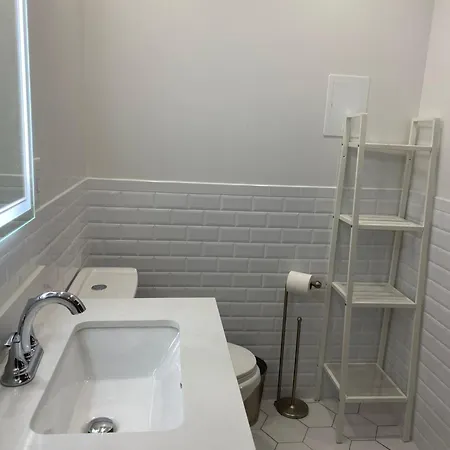 Cozy Bedroom With Bath, Private Entrance Guest house *