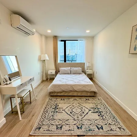 Apartment Peaceful Quiet Spacious New Modern Penthouse 3-bedroom With A Balcony