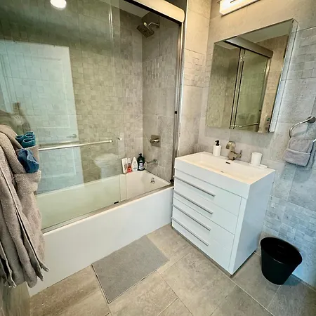 Peaceful Quiet Spacious New Modern Penthouse 3-bedroom With A Balcony Apartment New York