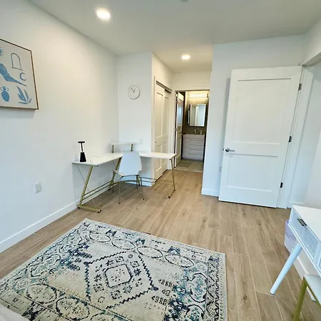 Peaceful Quiet Spacious New Modern Penthouse 3-bedroom With A Balcony Apartment