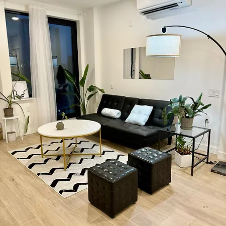 Apartment Peaceful Quiet Spacious New Modern Penthouse 3-bedroom With A Balcony