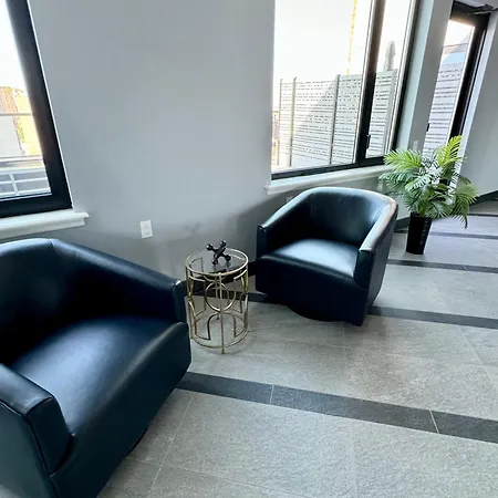 Peaceful Quiet Spacious New Modern Penthouse 3-bedroom With A Balcony Apartment *