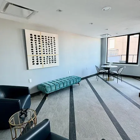 Peaceful Quiet Spacious New Modern Penthouse 3-bedroom With A Balcony Apartment *