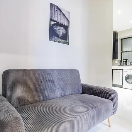Enjoy The Easy Access Of Uws Apartment *