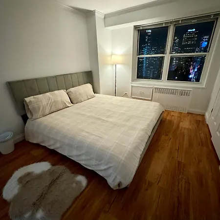 Midtown High Floor Fantastic Panoramic View Corner 2 Bedroom Apartment *
