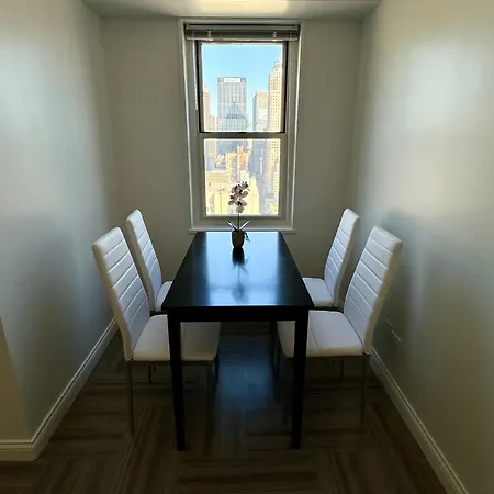 Midtown High Floor Fantastic Panoramic View Corner 2 Bedroom Apartment *