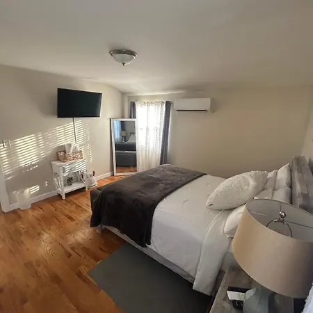 Chic Modern Bedroom 5 Mins From Jfk Homestay New York