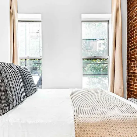 Stylish & Comfy 4bdr & 1bth In Midtown Manhattan Apartment New York