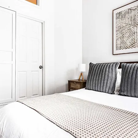 Stylish & Comfy 4bdr & 1bth In Midtown Manhattan Apartment New York
