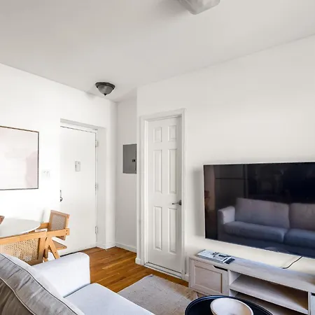 Spacious 3bedroom 1bath In The Heart Of The Lower East Side Near Iconic Nyc Landmarks *