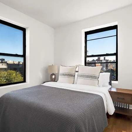 Spacious 3bedroom 1bath In The Heart Of The Lower East Side Near Iconic Nyc Landmarks Apartment