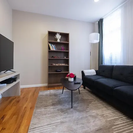 3 Bedroom In Manhattan Apartment *
