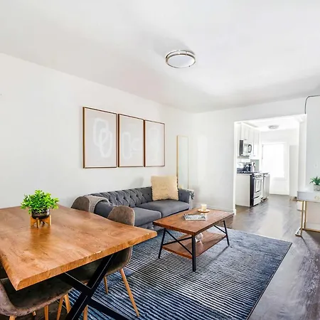 Apartment 39-3 Newly Renovated 3 Bedroom Prime Midtown Sleeps 6 *