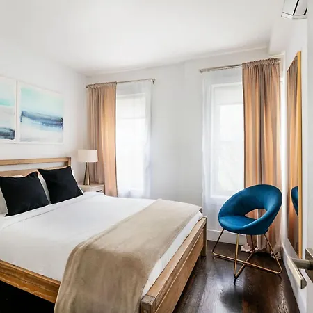 39-3 Newly Renovated 3 Bedroom Prime Midtown Sleeps 6 *