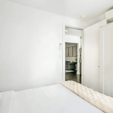 39-3 Newly Renovated 3 Bedroom Prime Midtown Sleeps 6 New York