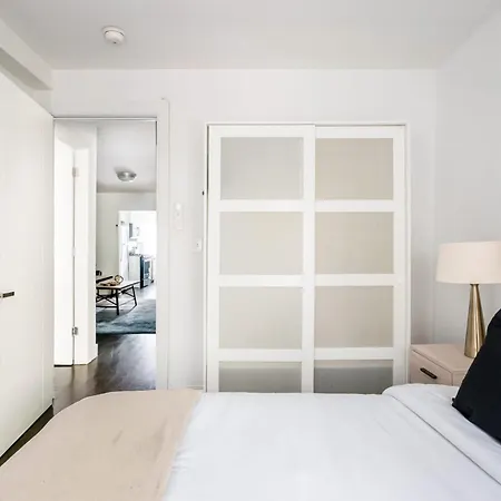 39-3 Newly Renovated 3 Bedroom Prime Midtown Sleeps 6 * New York
