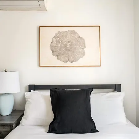 39-3 Newly Renovated 3 Bedroom Prime Midtown Sleeps 6 *