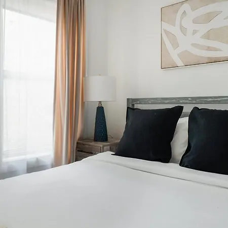 39-3 Newly Renovated 3 Bedroom Prime Midtown Sleeps 6 New York