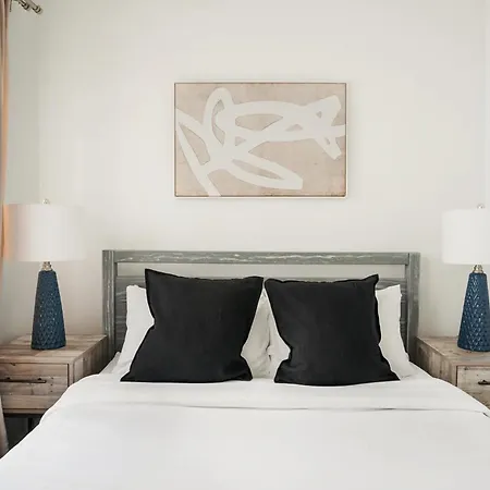 39-3 Newly Renovated 3 Bedroom Prime Midtown Sleeps 6 * New York