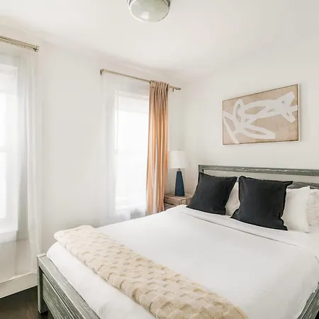 39-3 Newly Renovated 3 Bedroom Prime Midtown Sleeps 6 Apartment