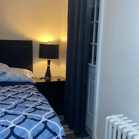 Cozzy With Private Entrance And Drive Way New York