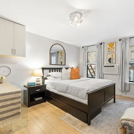 Apartment Near Restaurants Broadway And Shopping New York