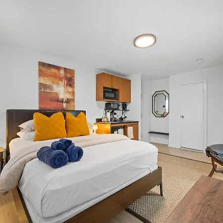 Great Location In Times Square Near Subway New York