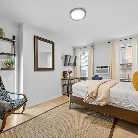 Great Location In Times Square Near Subway