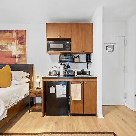 Great Location In Times Square Near Subway Apartment
