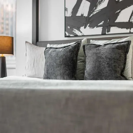 Lavish Two-story Retreat In The Heart Of Manhattan New York