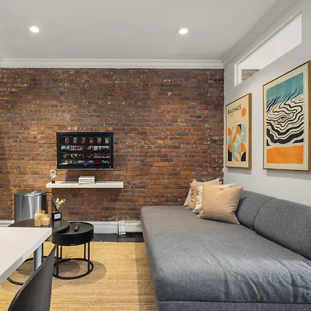 Rustic Nyc In Trendy Hudson Yard Apartment