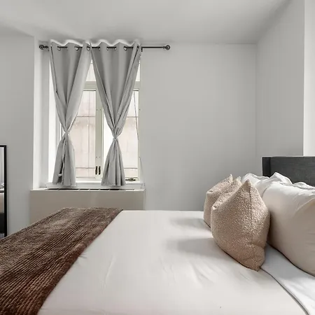 Apartment Modern 2br Steps From New York's Iconic Broadway