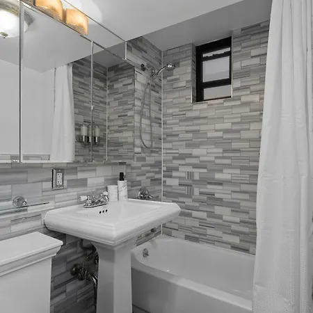 Spacious Midtown Retreat 2br Nyc Haven Near Landmarks