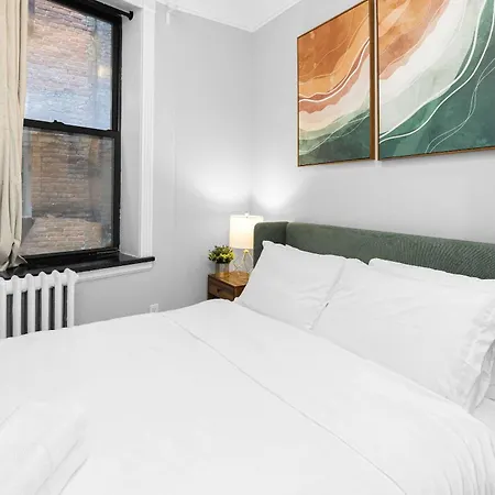 Modern Manhattan In Prime Spot *