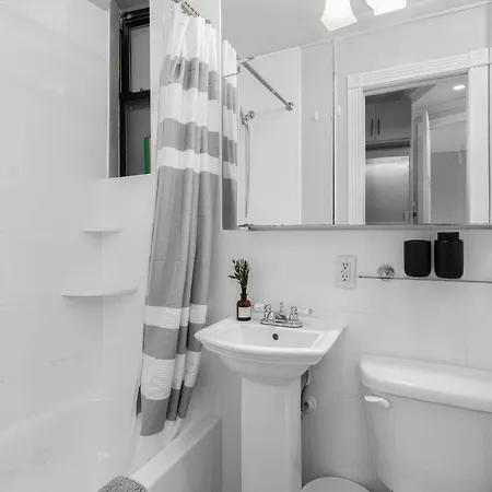 Modern Manhattan In Prime Spot Apartment