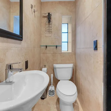 Apartment Nyc In The Location! Walking Distance To Everything! *
