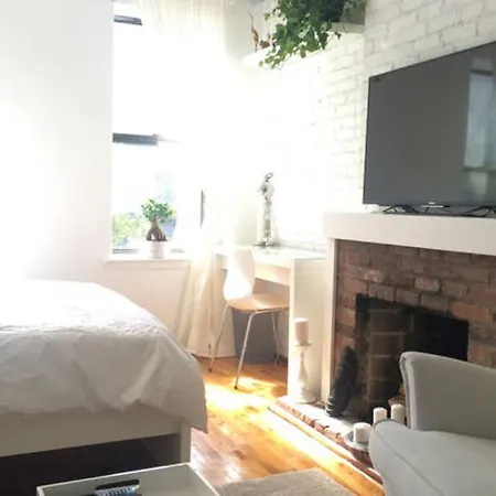 Sunny Chelsea Getaway Apartment