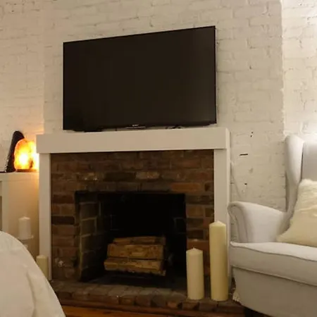 Sunny Chelsea Getaway Apartment