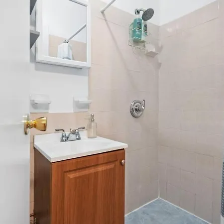 2br Great Location Short Walk To Times Square *