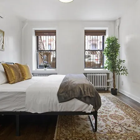 3br Nyc Brownstone Game Backyard Patio *
